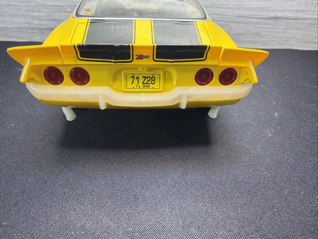 MAISTO 1:18 1971 CHEVY CAMARO Z28 YELLOW/BACK FACTORY CHROME MISSING ERROR? READ8