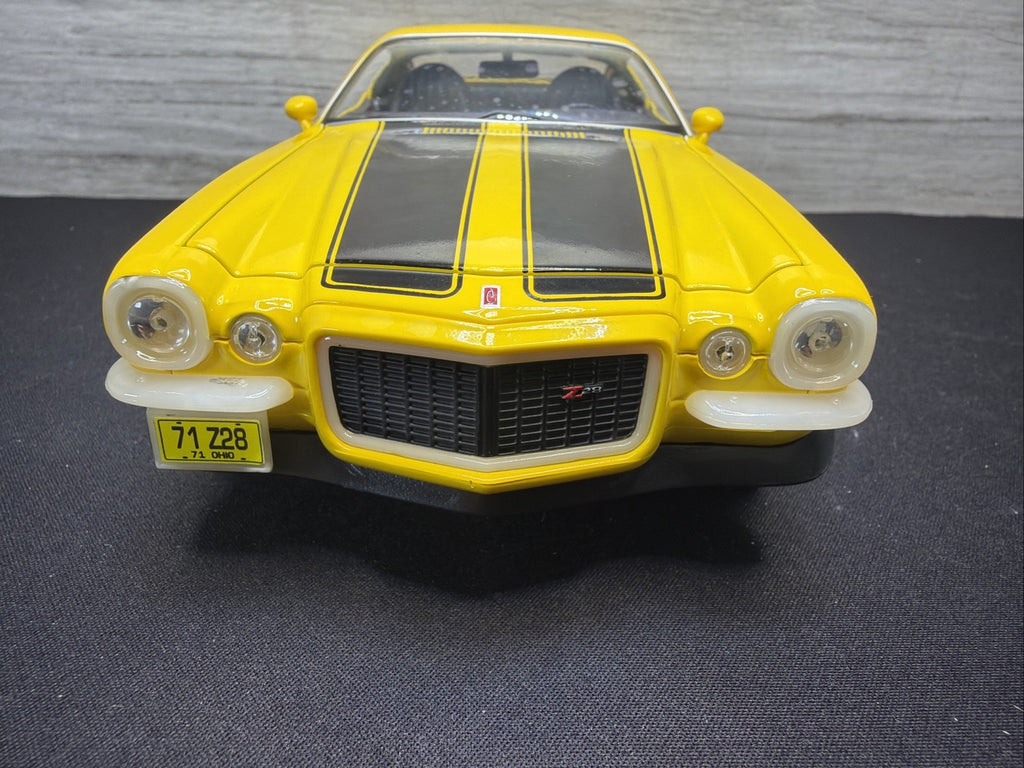MAISTO 1:18 1971 CHEVY CAMARO Z28 YELLOW/BACK FACTORY CHROME MISSING ERROR? READ2