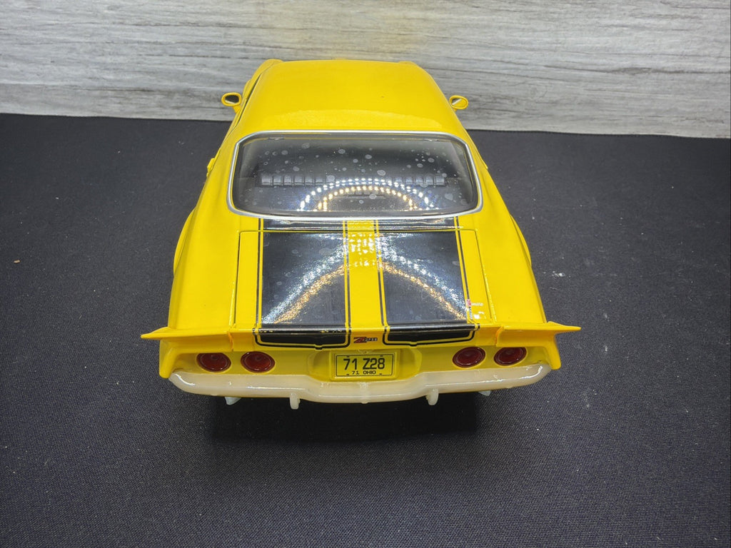 MAISTO 1:18 1971 CHEVY CAMARO Z28 YELLOW/BACK FACTORY CHROME MISSING ERROR? READ9