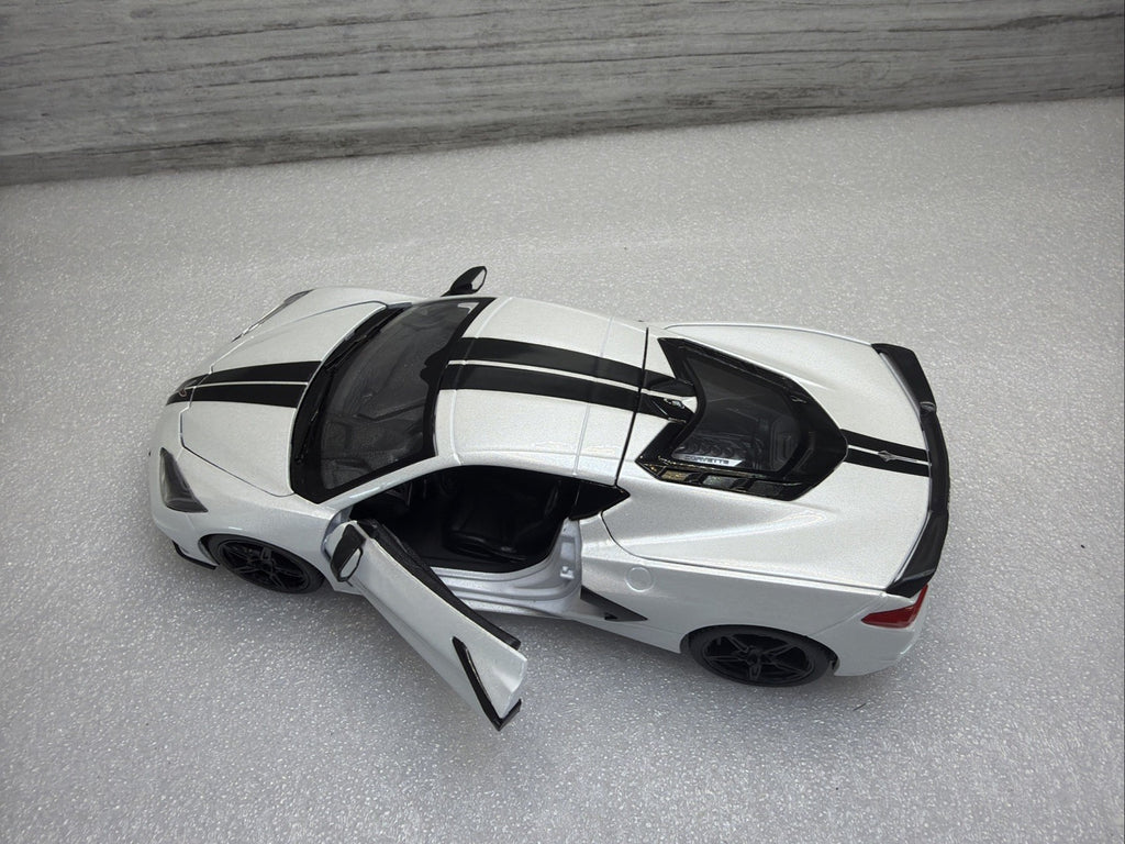 Maisto 2020 Chevrolet Corvette Stingray Z51 Coupe White,black Stripes 1/24 Nobox9
