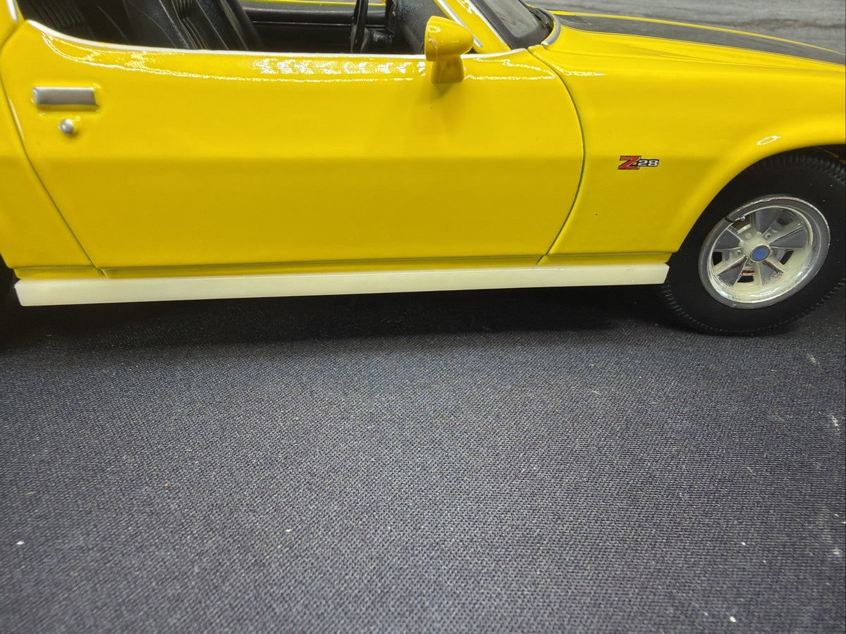 MAISTO 1:18 1971 CHEVY CAMARO Z28 YELLOW/BACK FACTORY CHROME MISSING ERROR? READ23
