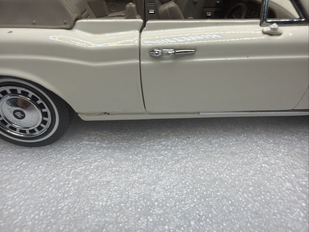 Franklin Mint- 1992 Rolls-Royce Corniche IV Convertible 1/24 Has Damage See Pics1
