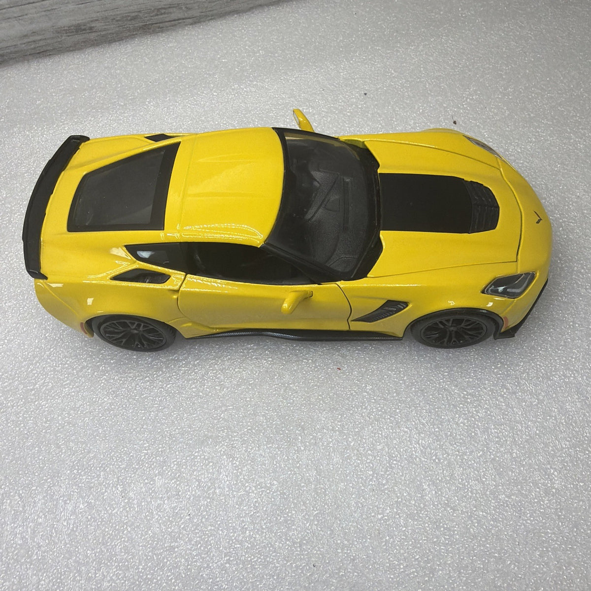 Maisto 2015 Chevrolet Corvette Stingray Yellow 1/24 Scale Diecast Car NoBox Nice2