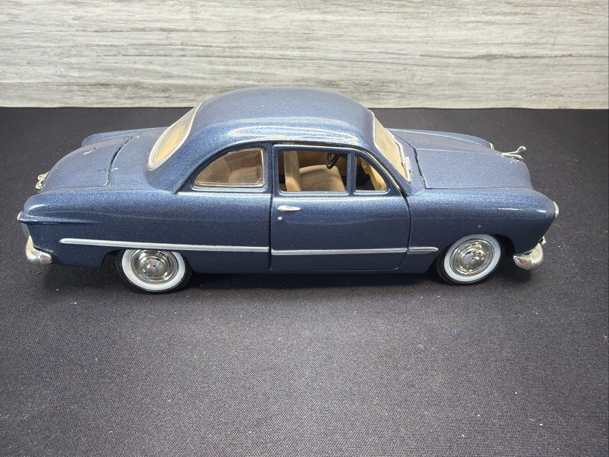 1949 Ford Custom Metal Die Cast 1/24 Scale0
