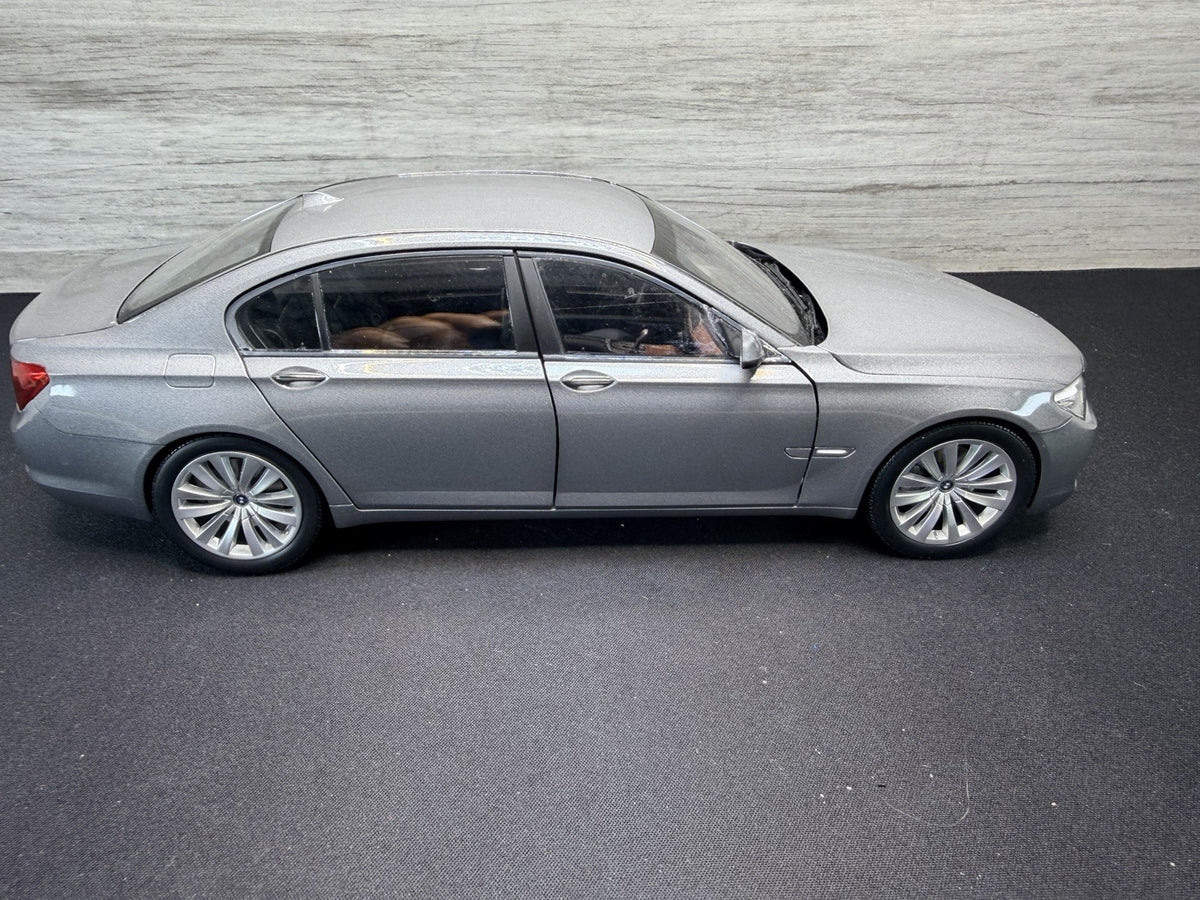 RARE BLACK Kyosho 1:18 BMW 750Li DEALER  SOME MINOR REPAIR NICE NO BOX0