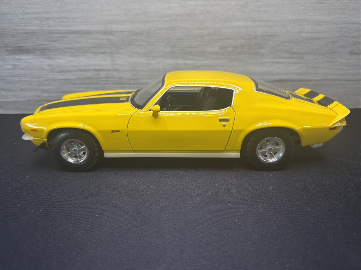 MAISTO 1:18 1971 CHEVY CAMARO Z28 YELLOW/BACK FACTORY CHROME MISSING ERROR? READ0