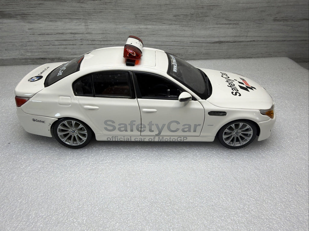 Maisto BMW M5 2007 E60 Safety Car 1/18 Scale Model Moto Gp Paint Chips See Pics8