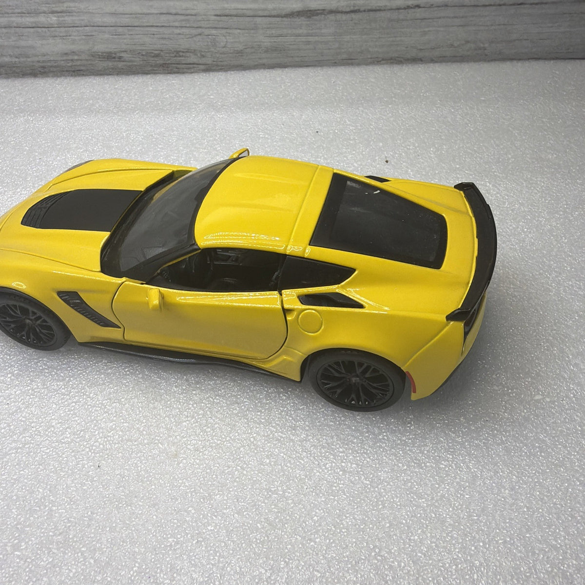 Maisto 2015 Chevrolet Corvette Stingray Yellow 1/24 Scale Diecast Car NoBox Nice8