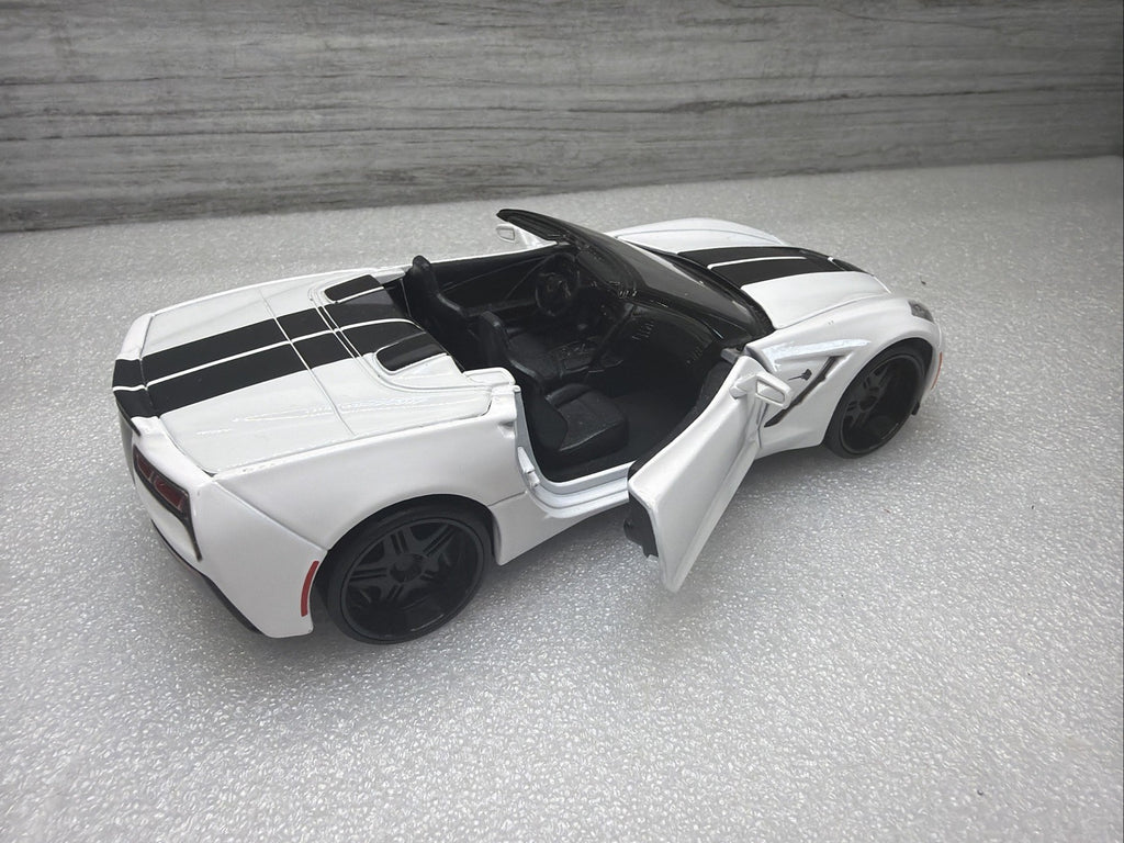 Maisto 2014 Chevrolet Corvette Stingray White  1/24 Scale Diecast Car NoBox Nice3
