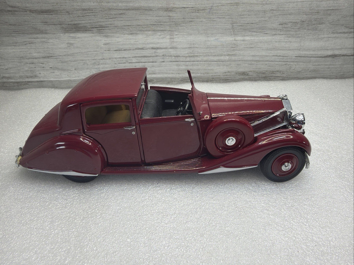 1938 Rolls Royce Phantom III Die Cast. Red 1:24 The Danbury Mint. No box Damage6