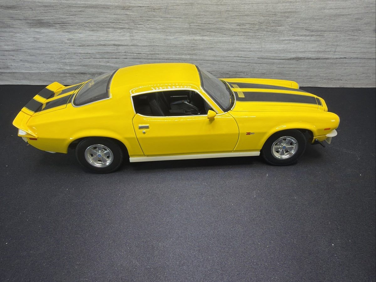 MAISTO 1:18 1971 CHEVY CAMARO Z28 YELLOW/BACK FACTORY CHROME MISSING ERROR? READ6