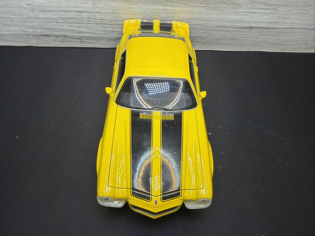 MAISTO 1:18 1971 CHEVY CAMARO Z28 YELLOW/BACK FACTORY CHROME MISSING ERROR? READ4