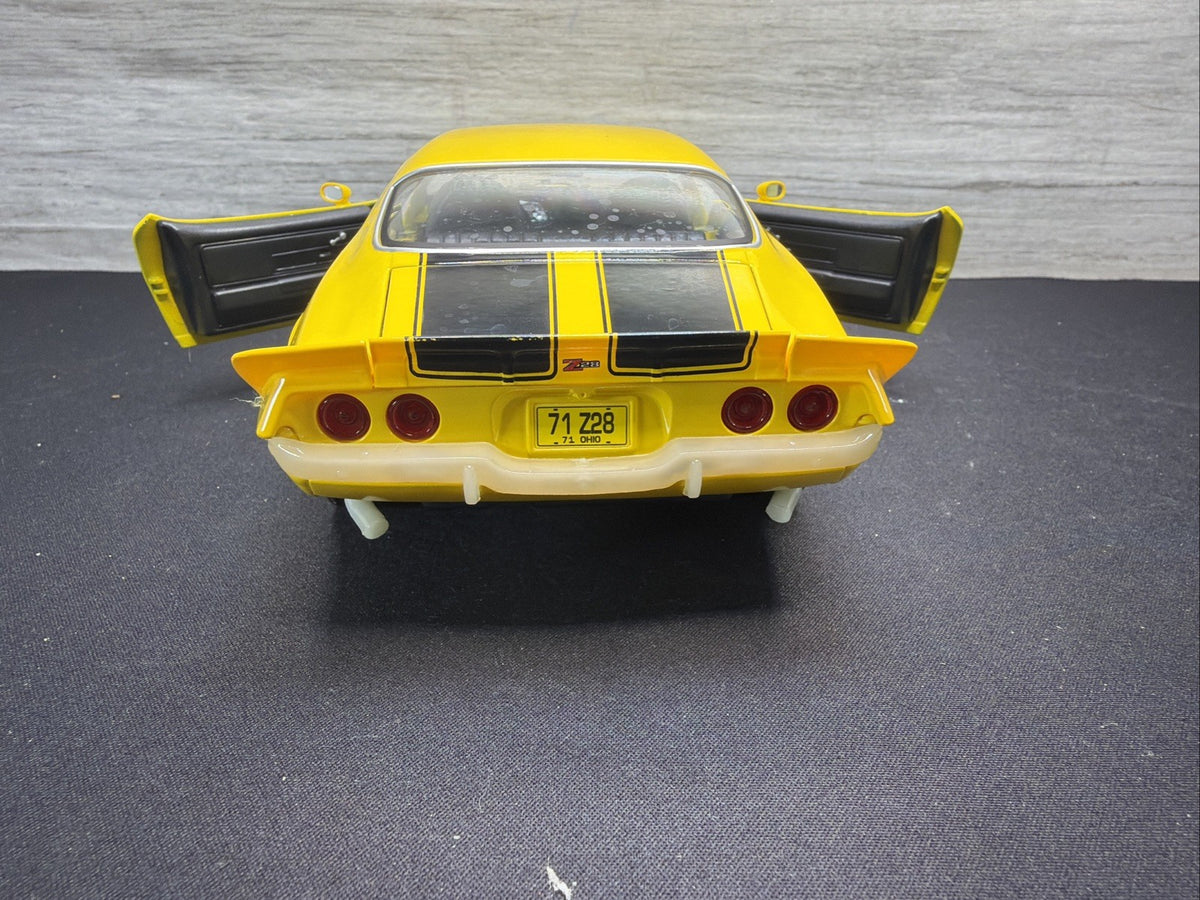 MAISTO 1:18 1971 CHEVY CAMARO Z28 YELLOW/BACK FACTORY CHROME MISSING ERROR? READ19